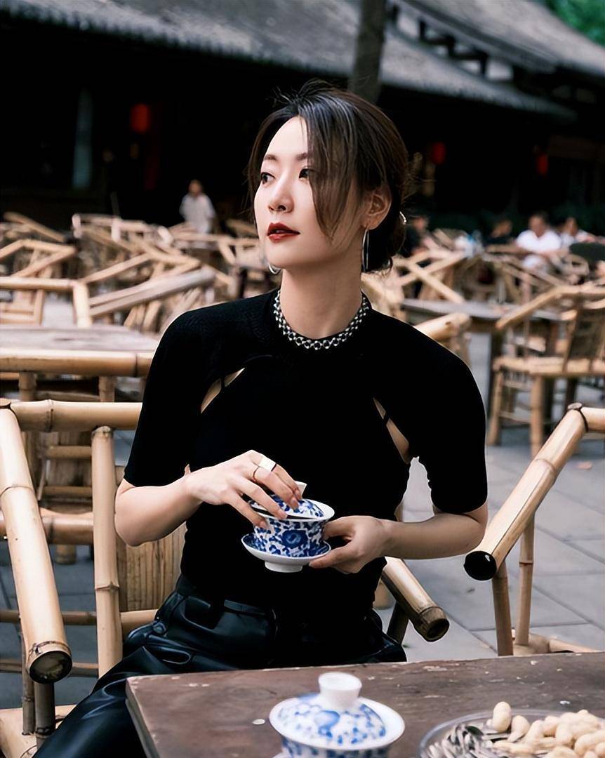 白冰美得好大方!穿一身黑都难挡好气质,状态也是不错_黑色_设计_造型