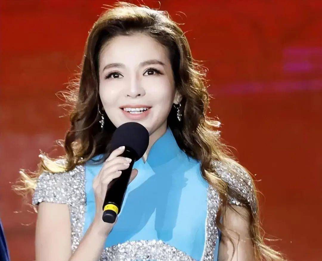 央视花旦朱迅:嫁农村,"倒贴"婆家一套房,还将公婆宠成了孩子_王志