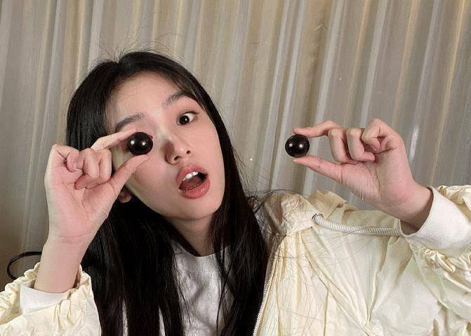 周也只花六块拍证件照,谁料素颜出镜更是吸睛!_照片_周晔_网友