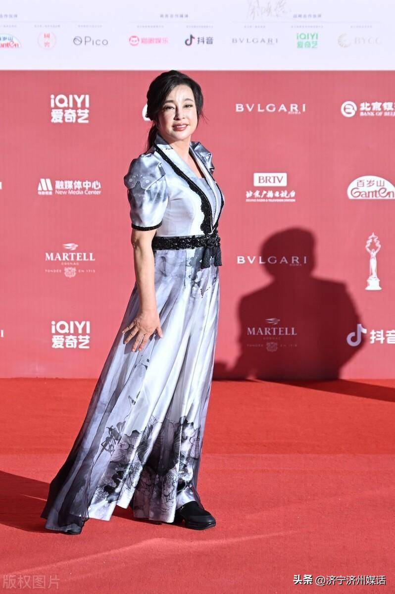 刘晓庆12届北京电影节红毯:经历风雨依旧彩虹靓丽_化妆_写作_摄影