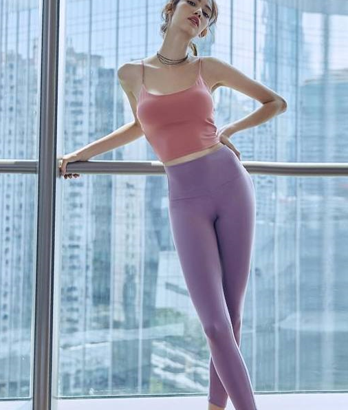 舒适修身的打底裤,让女人的身材更加挺拔有型,彰显优雅气质!