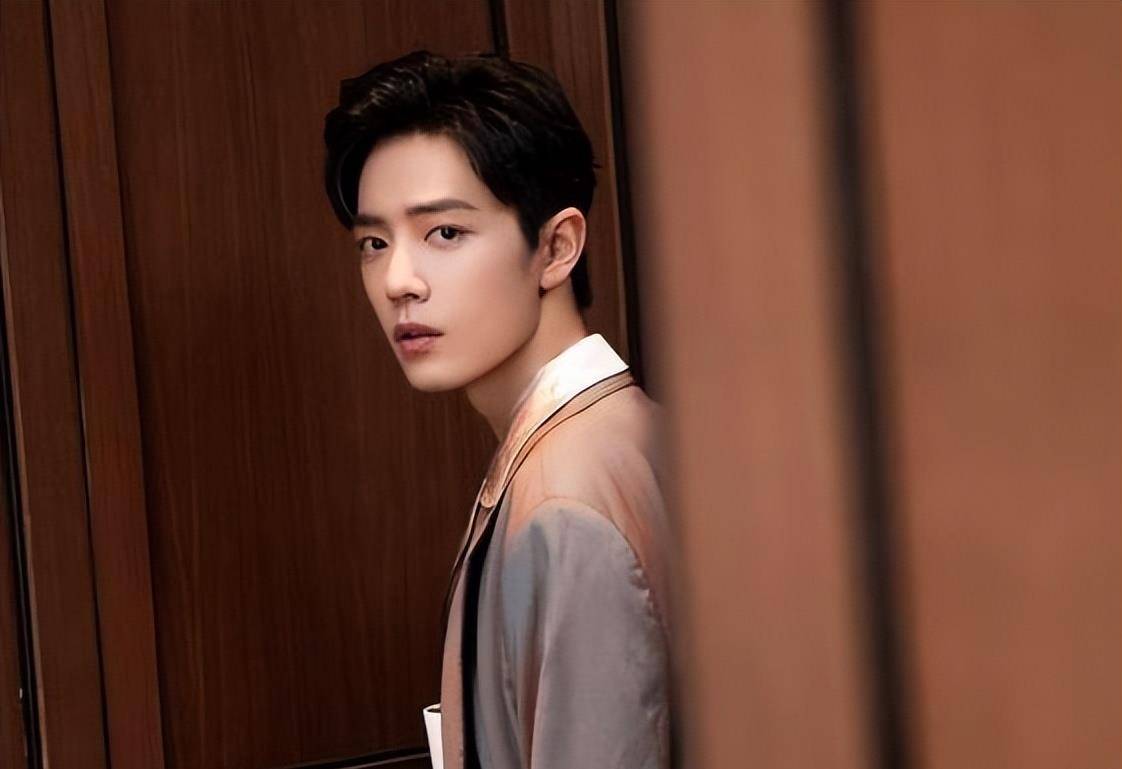 流量密码肖战:成于贵人李宇春,败于粉丝,他的束手无措谁能懂_那英