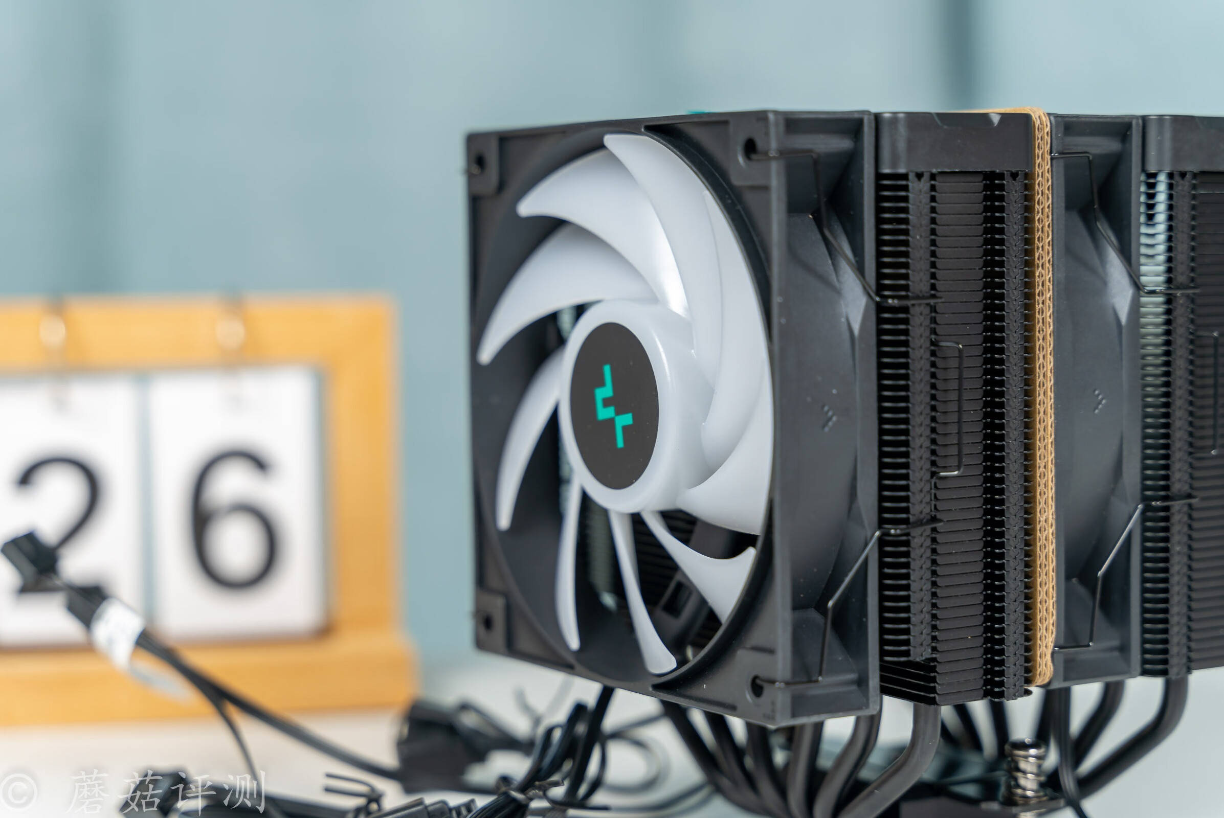 温度监控更直观,兼容性表现更优秀,九州风神大霜塔argb数显版散热器