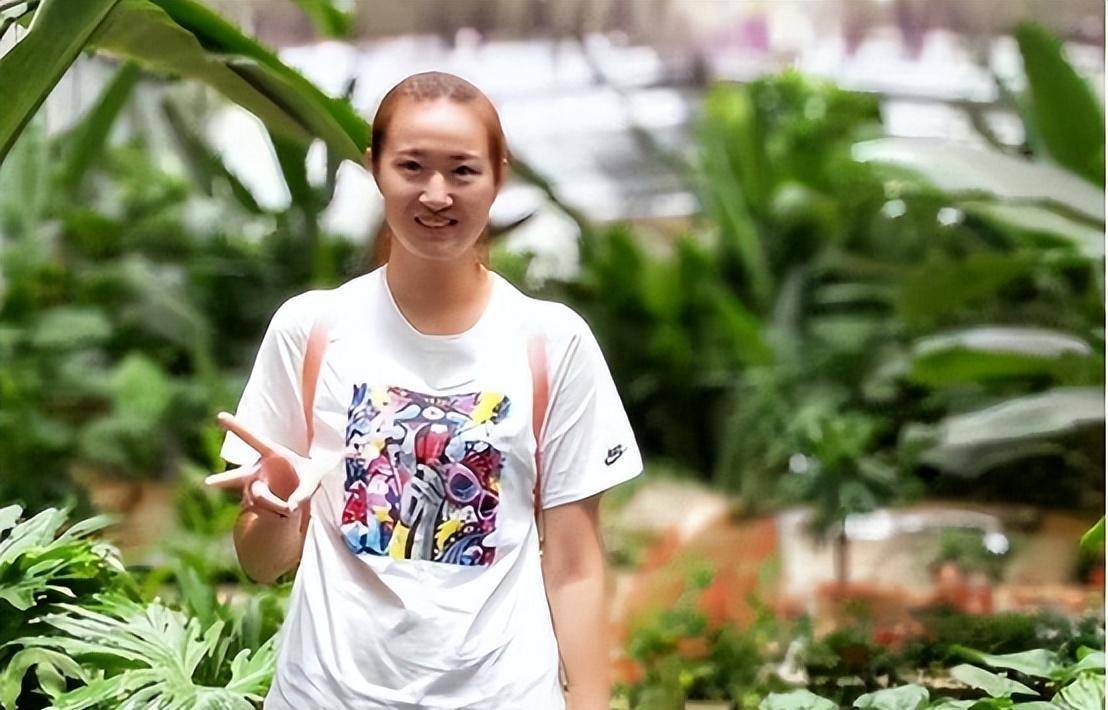 女篮梁天云:身高197厘米,嫁东北农村小伙,公婆为了她拆掉门框_梁云天