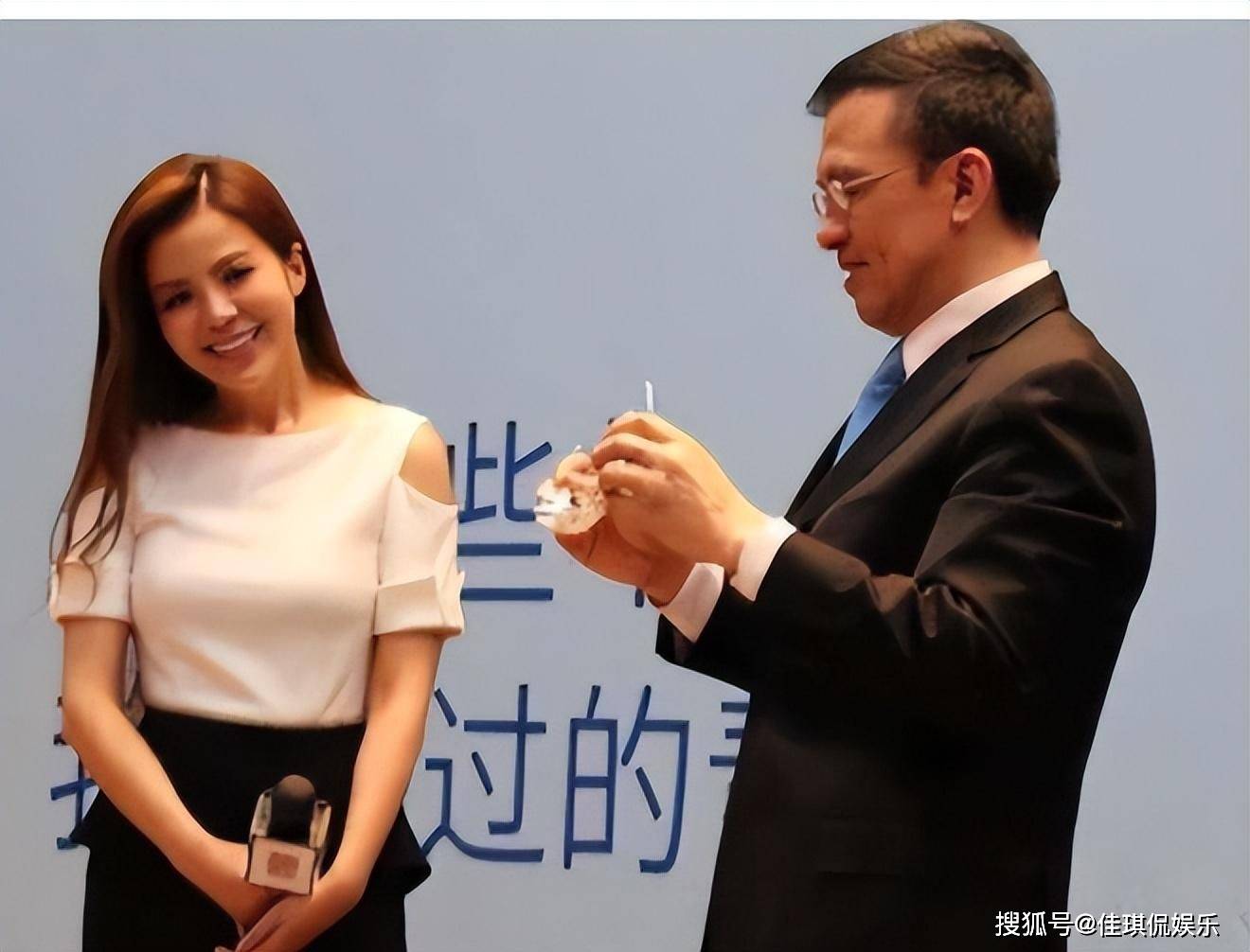 央视主持朱迅:嫁湖南农村,"倒贴"丈夫一套房,将公婆宠成孩子_王志