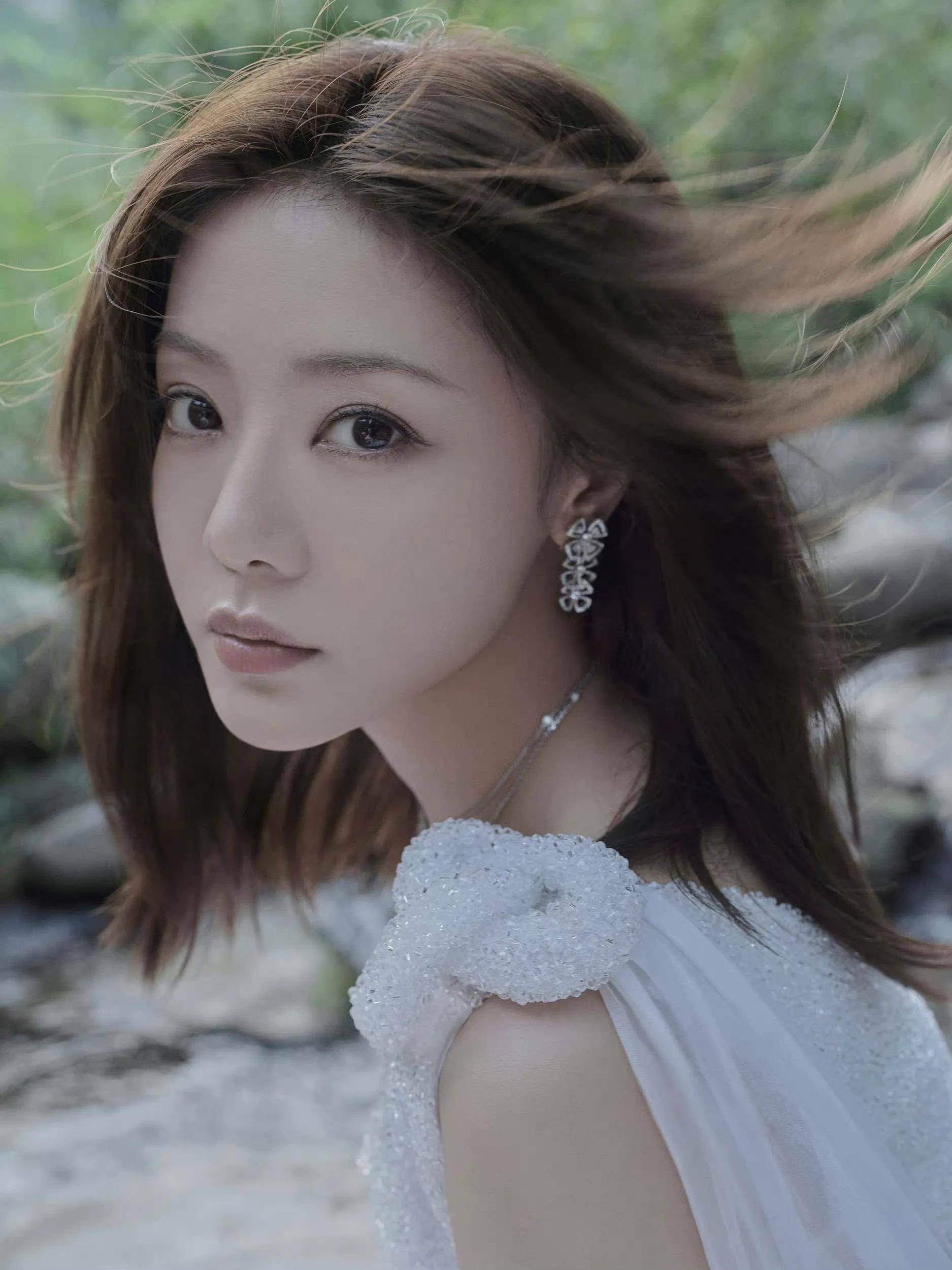 邓家佳发布红毯造型写真 ,一袭高定白裙飘逸灵动_电影节_国际_银白