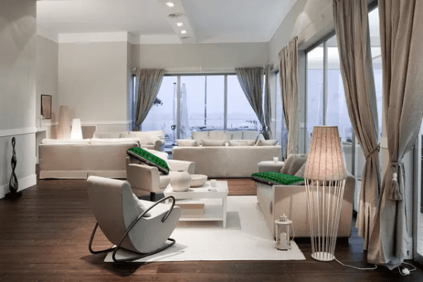 spa,酒吧,水上摩托艇车库一应俱全……造型吸睛的绿璞雅魅影也是来自