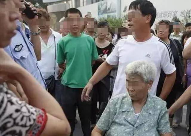 回顾17年过去了,被网暴老太去世,法官被降职,彭宇称:我撒谎了_徐寿