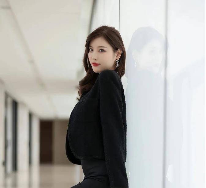 这组照片中,杨晨晨身穿黑色露肩上衣,上身线条流畅,将她纤细的锁骨和