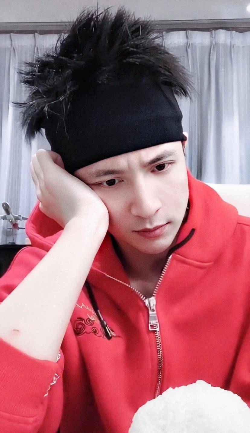 薛之谦晒油头自拍照,发际线后移秃了一大半,谦友:头皮屑过分了_洗头