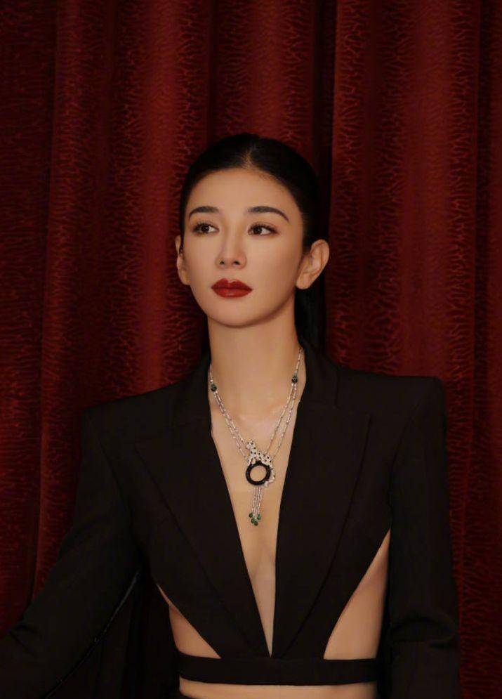 黄奕身穿黑色深v西装裙,秀出好身材,她双臂交叉,看