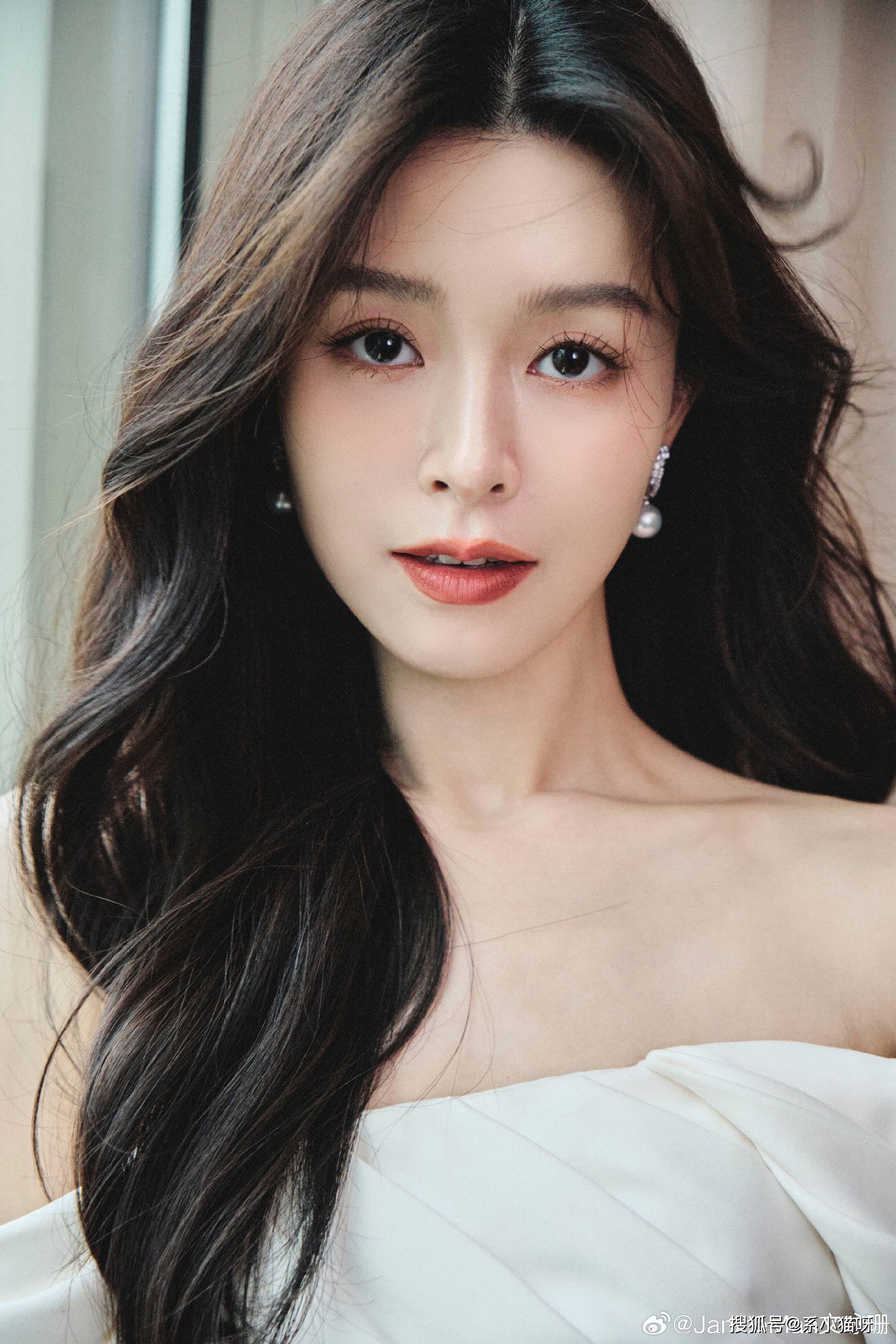 文咏珊的完美身材和自然清新的魅力让人们看到了她在时尚界的无限潜力