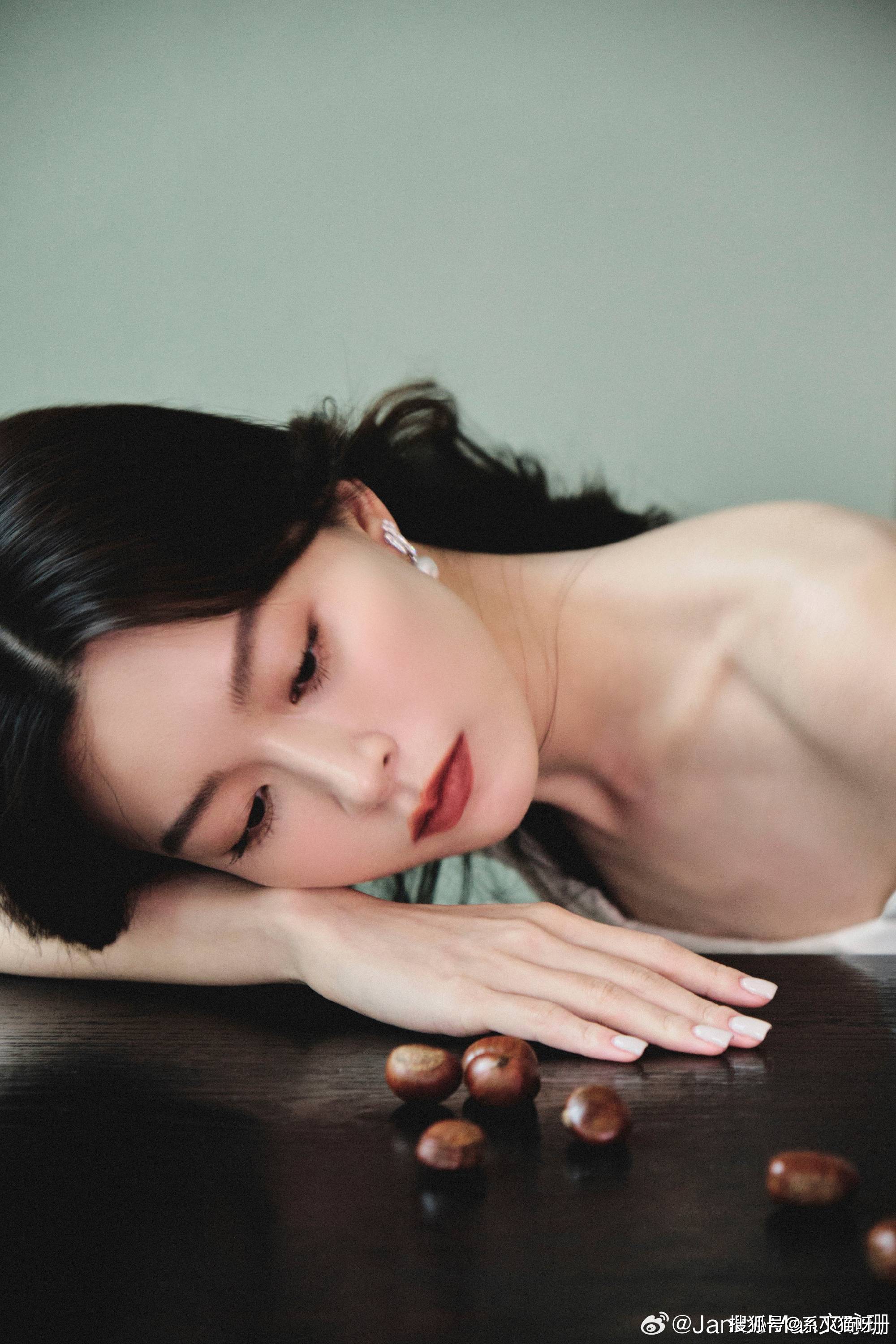 文咏珊的完美身材和自然清新的魅力让人们看到了她在时尚界的无限潜力