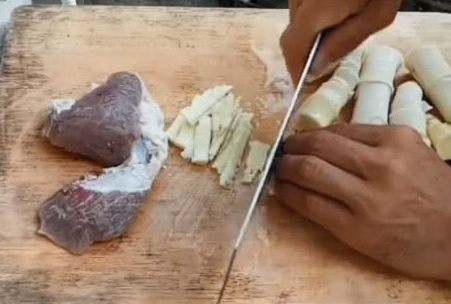 农村大叔到大山里面挖野味，深埋土里，和猪肉一起炒，鲜美可口(图4)