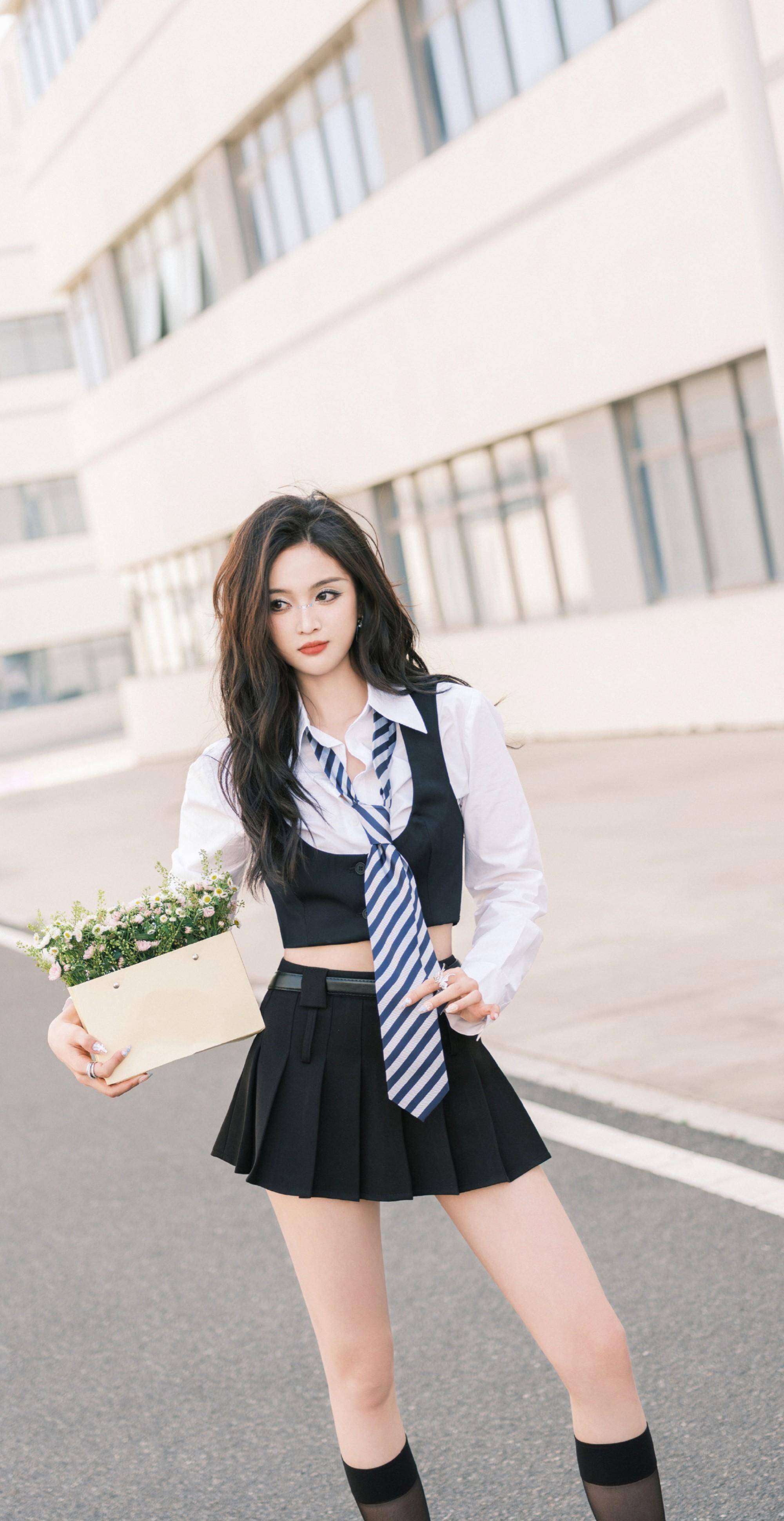 吴宣仪清新穿搭,白衬衫搭配黑裙,满满夏日甜美气息