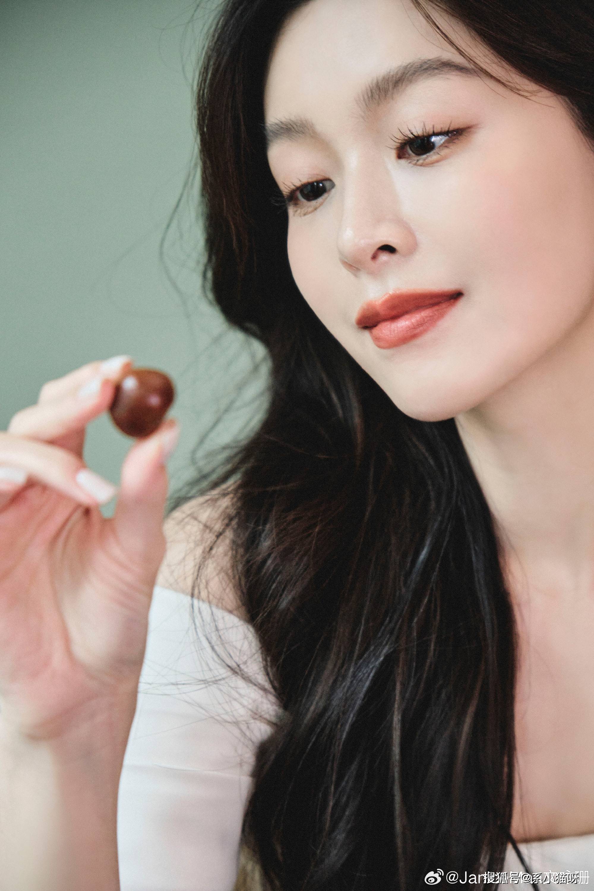 文咏珊打造完美身材 穿白裙登场,太撩人了!_网友_板栗_照片