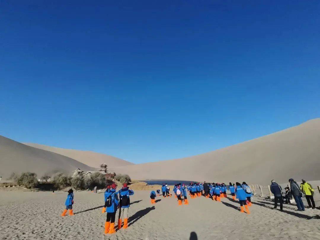 兰州第六十六中学500名学子"研"丝绸之路走进鸣沙山月牙泉_敦煌_自然