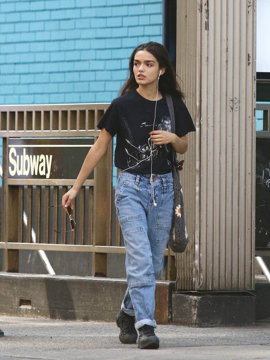 瑞秋齐格勒身穿黑色印花t恤走在纽约街头,彰显独特个性_时尚_魅力