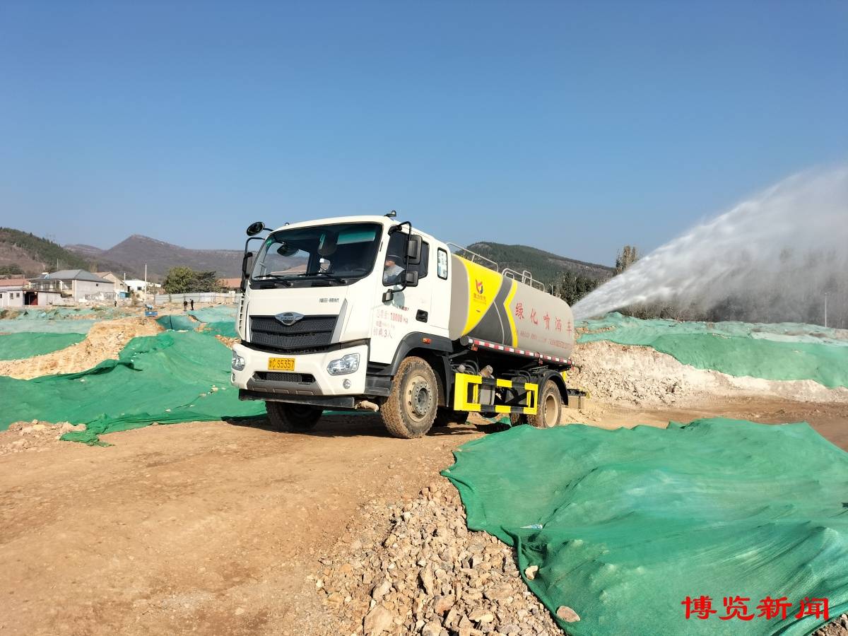 施工现场洒水车作业此时,一辆洒水车从远处驶来,开往鲁山路西延工程