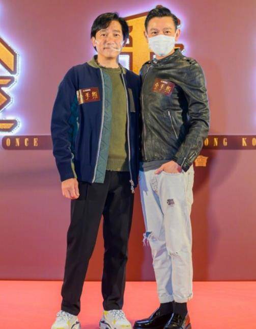 梁朝伟拍摄间隙与美女合影,穿长衫显腿短个子不高,额头锃亮发光_魅力