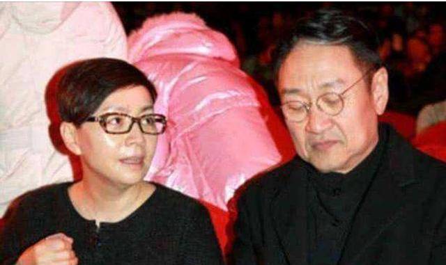 而在第三任丈夫的安慰下,宋丹丹也能够平淡提起前任丈夫英达,对着过去