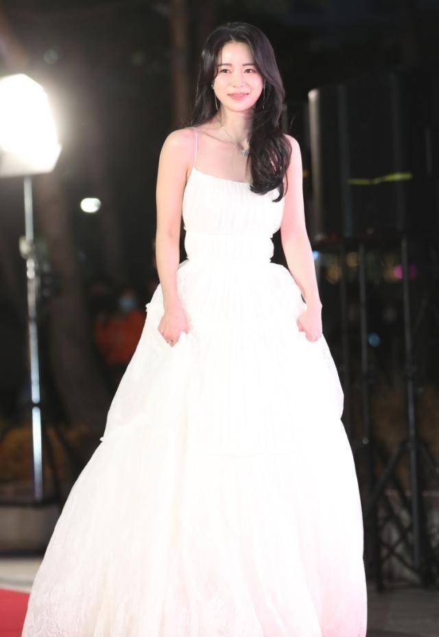 国外大钟奖红毯:金惠奫太保守,朴素丹华丽高贵,吴娜拉有女人味_礼服
