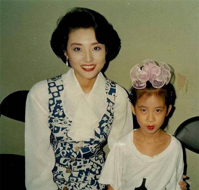 于文华近况:"单身带女"嫁钢琴家,与毕福剑合影,58岁皮肤白皙_生活