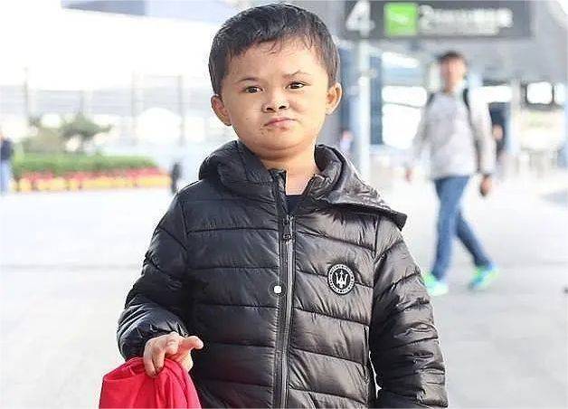 马云看到照片后,在微博上写道:"还以为是家里人上传了我小时候的照片