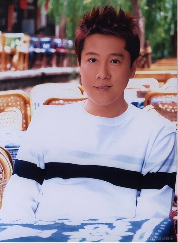 54岁蔡国庆晒两个帅儿子上热搜,父子三人共用一张脸_秦娟_家庭_故事