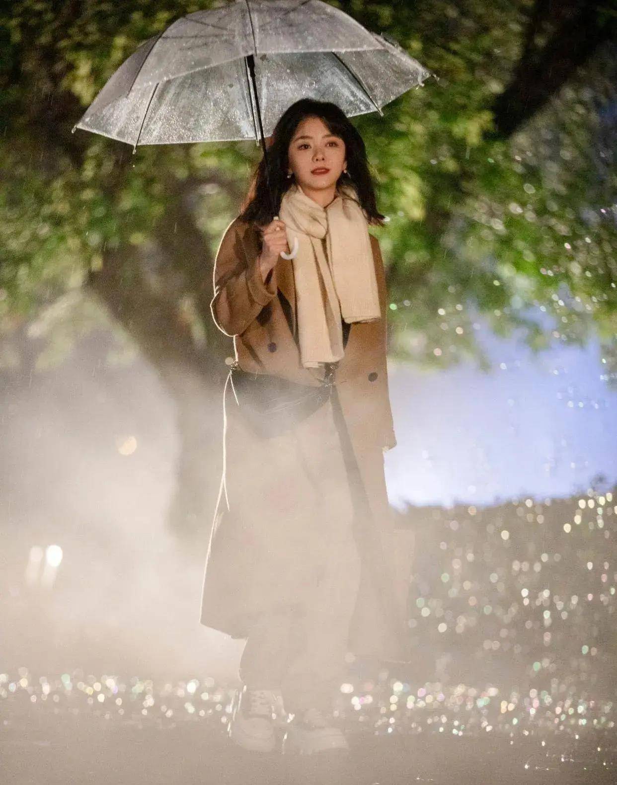 谭松韵在雨夜拍照大衣围脖油纸伞三十多岁还是满满的少女感