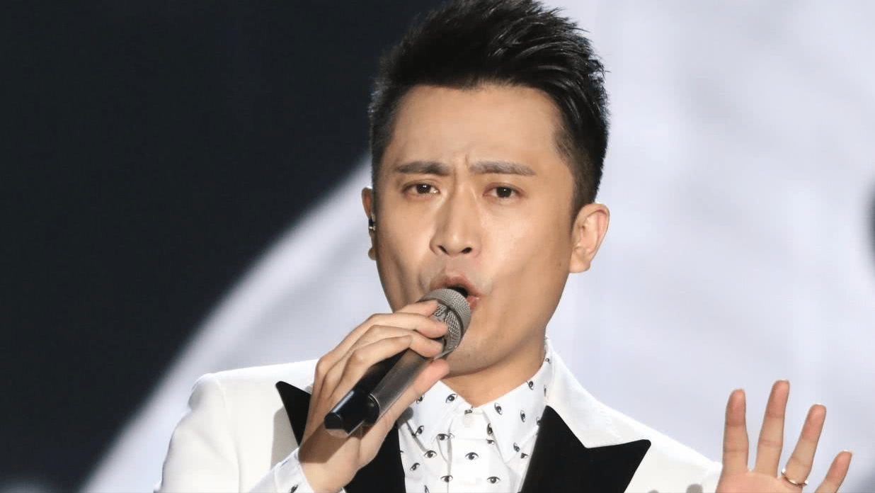 杨帆杨帆身高180长相阳光帅气,主持的时候经常和观众互动,总是擦出不