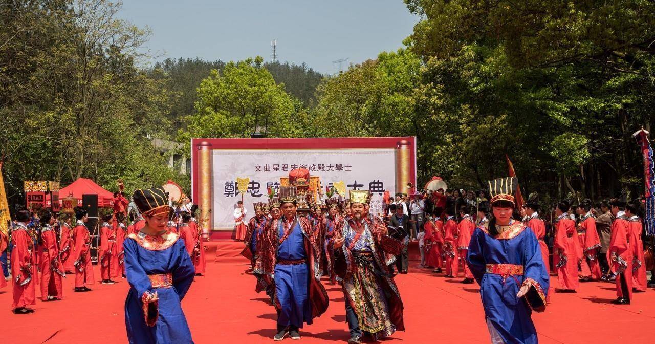 三十六对銮驾……300多名身着宋代汉服的郑氏后裔列队从郭门村出发