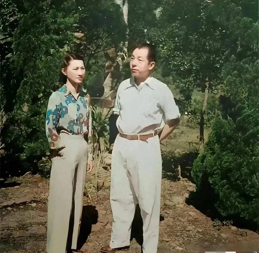 50年代初,幽禁中的张学良和赵一荻,留下的一张合影,这张照片记录了