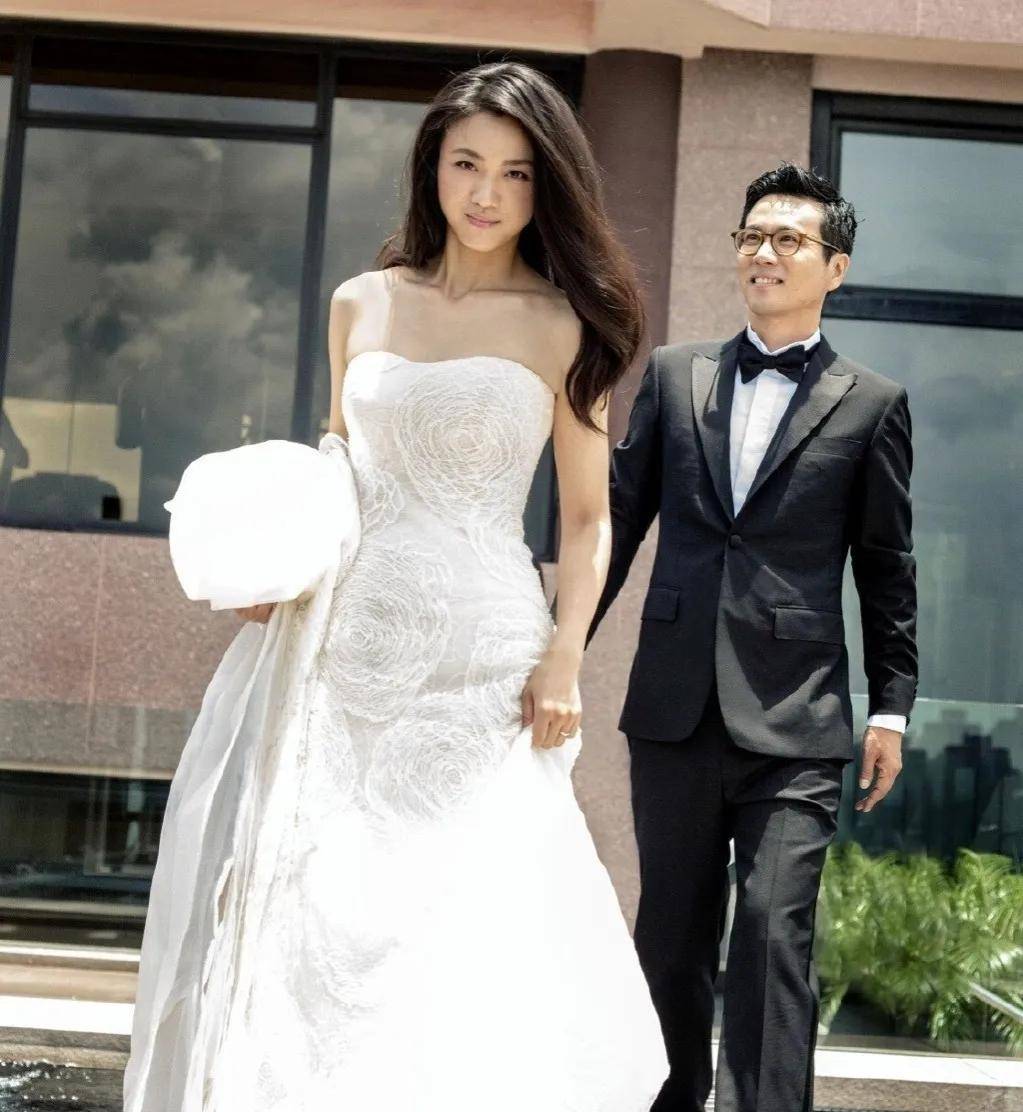 刘烨曾经说过,曾黎的美貌让人窒息,简直无法形容,秦海璐也声称,被曾黎