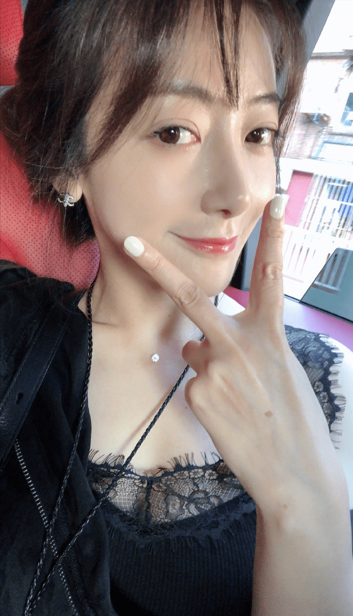 陈紫函和小九岁老公合体,白抹身材裙秀火辣身材,鲜肉