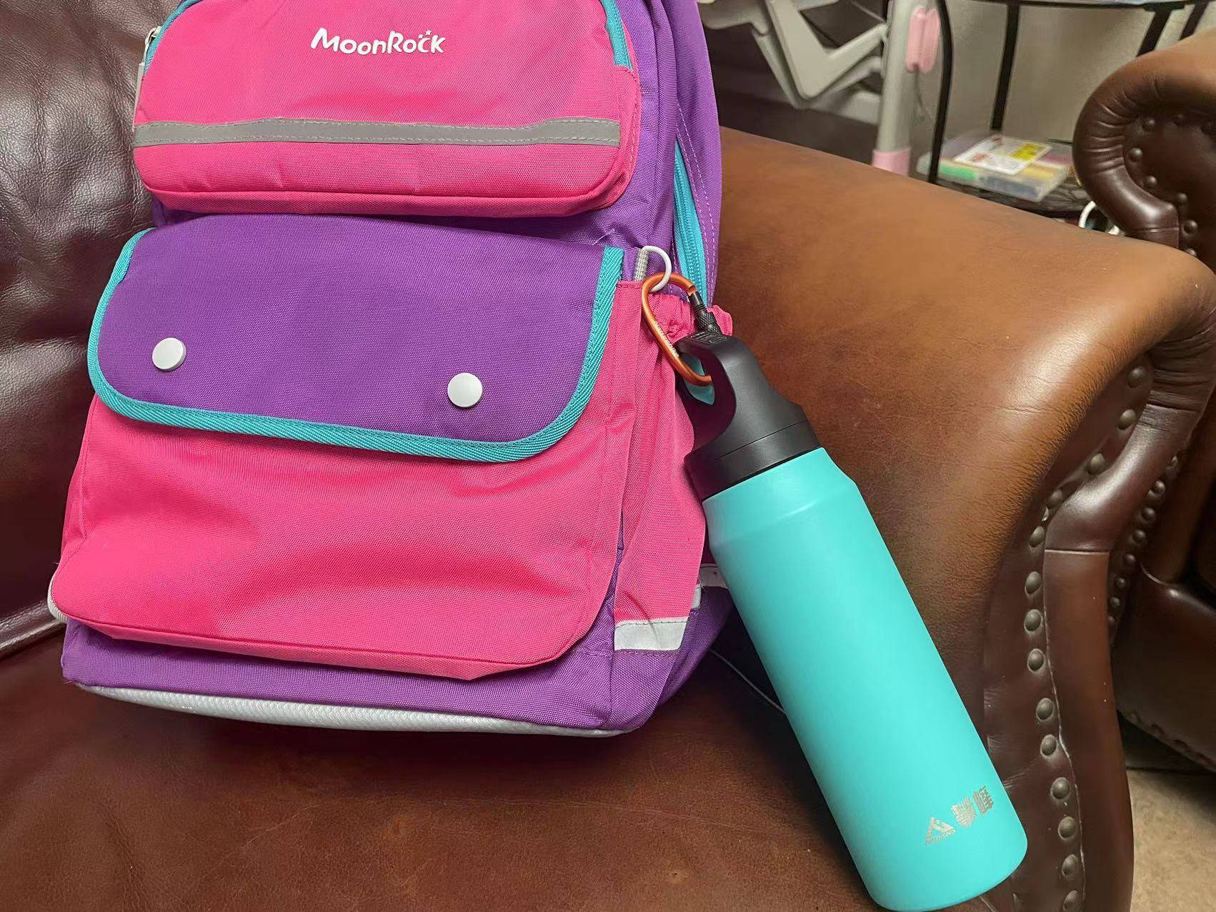 迈着六亲不认的步伐,抢走老爹的水杯。