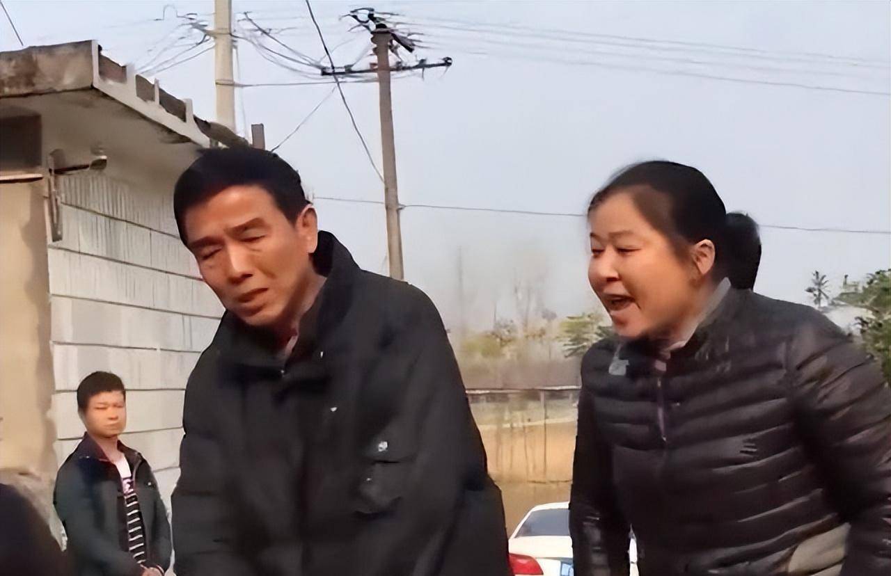 广西一女子跟公公通奸,为霸占公公,先后毒杀丈夫和婆婆_吴芬_郑某超