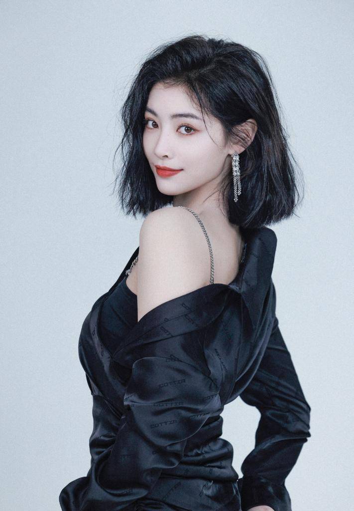 许佳琪黑裙造型酷飒风写真释出 ,短发红唇时尚魅惑