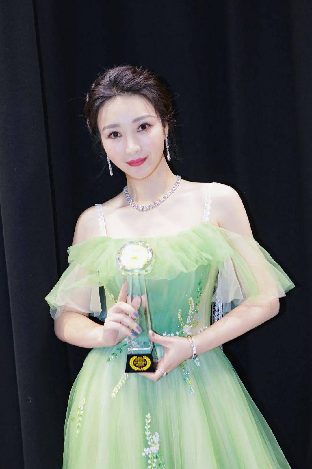 我,柳岩,20岁出道39岁走红,优秀的男人不会找我这样无敌的女人_婚礼