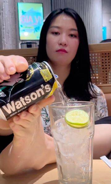 雷庆瑶不仅在化妆方面展现了惊人的才华,更创立了自己的服饰化妆品牌