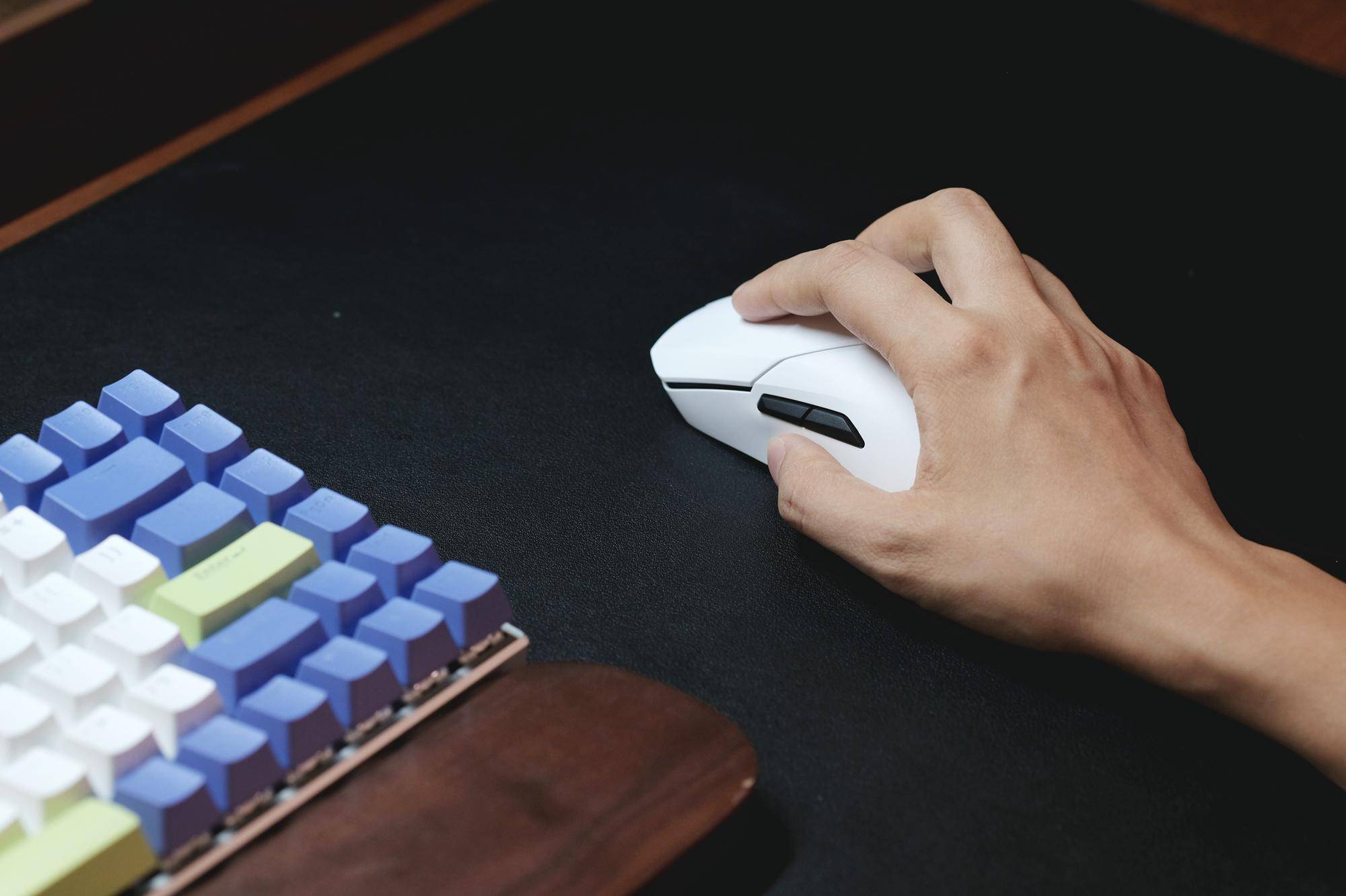 雷柏vt9 pro无线鼠标:轻量化设计与堆料也许并不冲突_按键_操作_接收