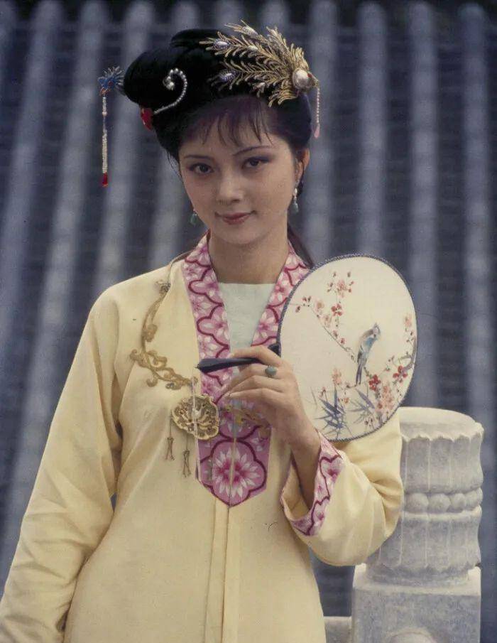 绝代佳人,87版红楼梦女主角照片罕见曝光,你觉得谁更美?