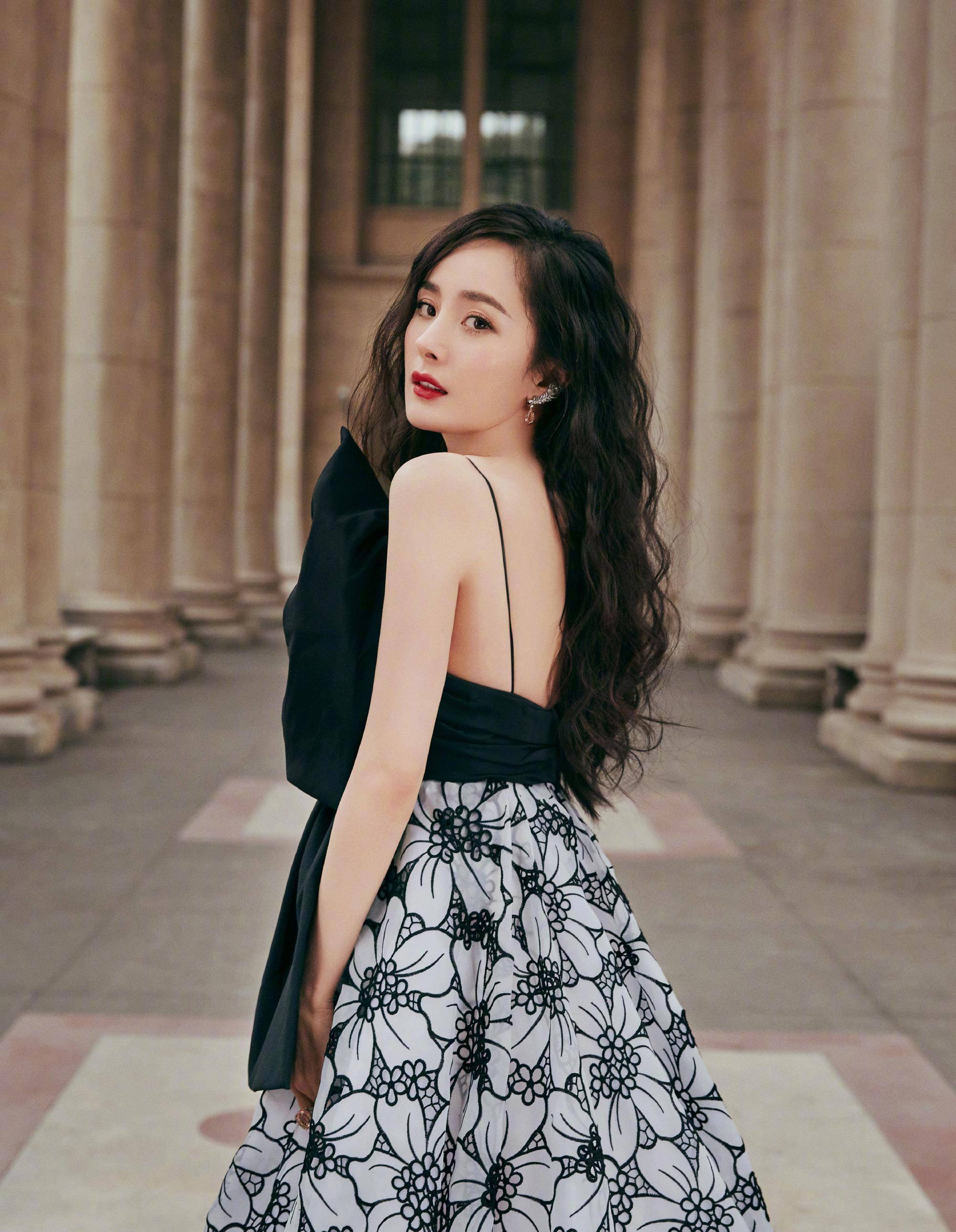 杨幂重回小时代拍摄地,黑色印花长裙配大红唇,明艳动人_网友_照片