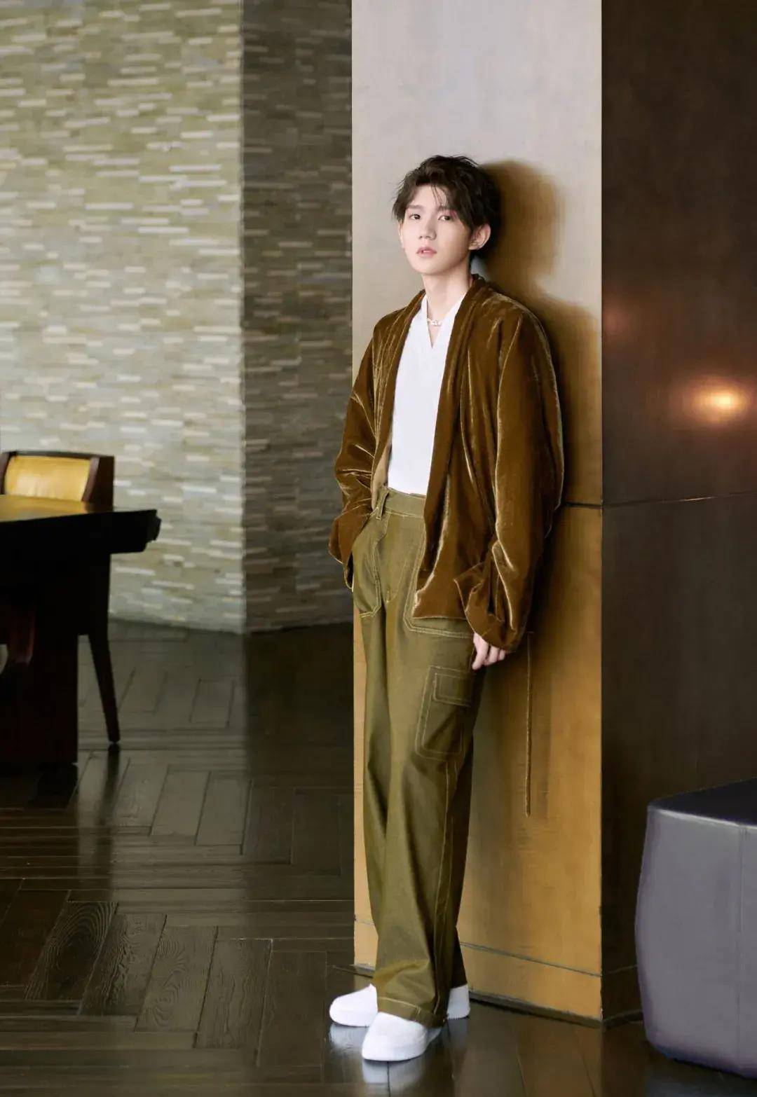 王源这一期依旧是负责介绍歌手的嘉宾.