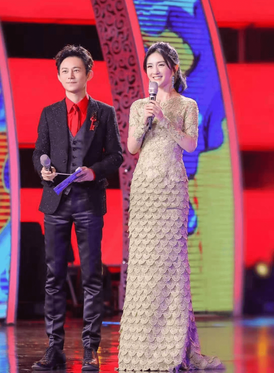 好大牌的晚会:周深开口跪,刘涛漂亮到「不敢认」,00后压轴_秦岚_少年