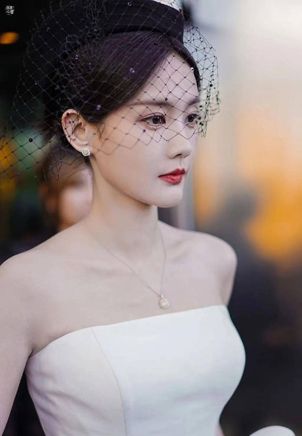 李一桐漂亮的复古名媛风写真,白色抹胸连衣裙凸显优雅,美到我心坎里了