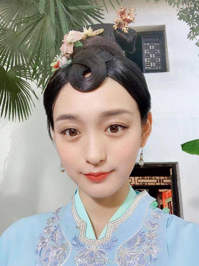 何泓姗8字发财刘海,被称"小赵丽颖"的她现代装还是很戳人心的_因为