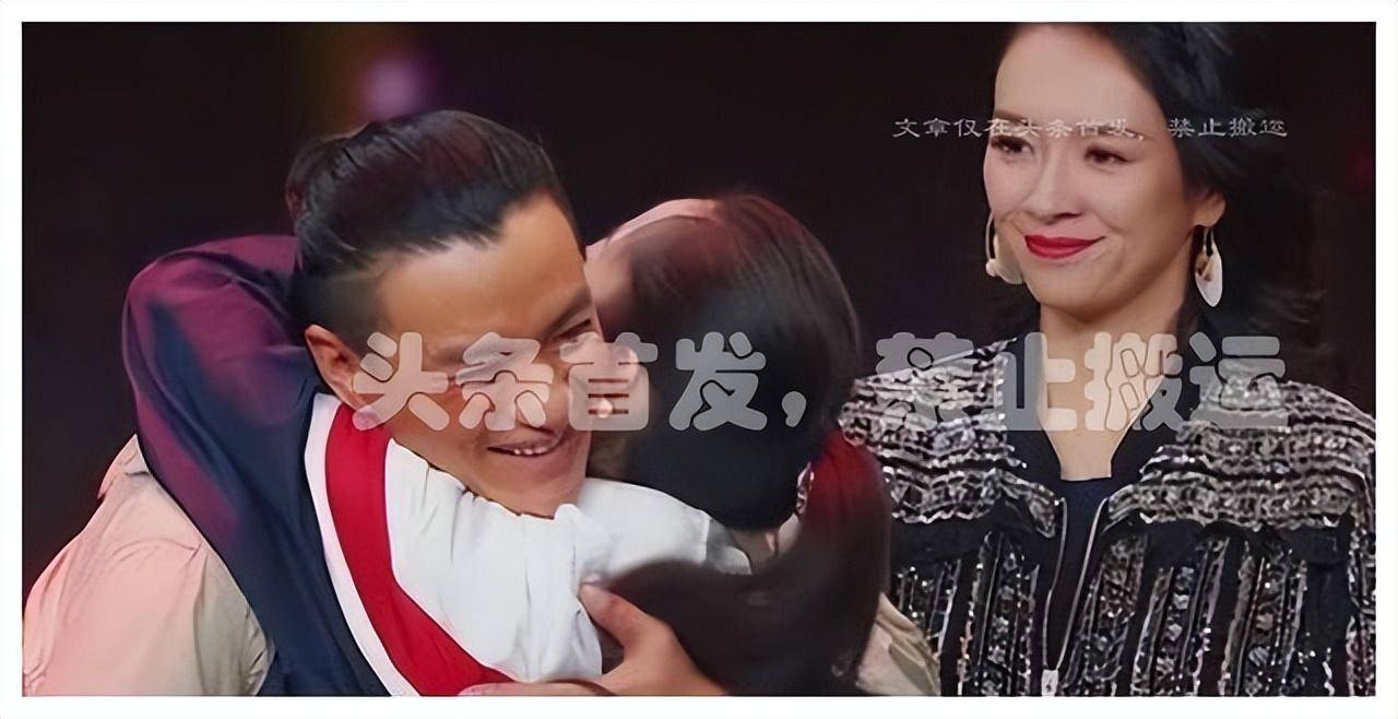 周一围还没亲,章子怡就张开嘴,伸直腿,难怪网友提醒朱丹要小心_事业