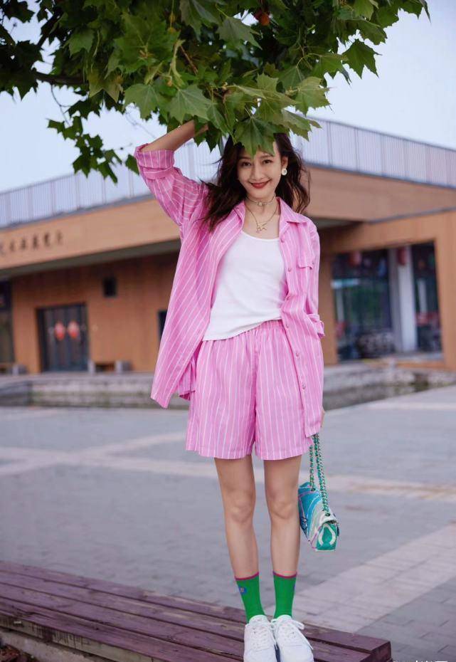 王鸥穿搭向来精致有个性,穿一身粉色look,独特有魅力_元素_的设计_廓