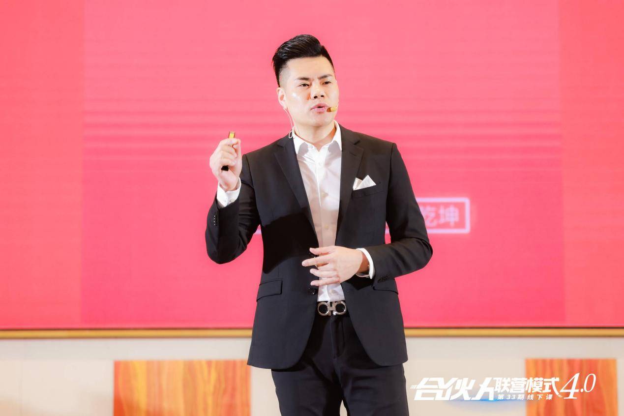 会上,鸣鉴策划联合创始人李万豪先生指出,在全球经济一体化,产品同质